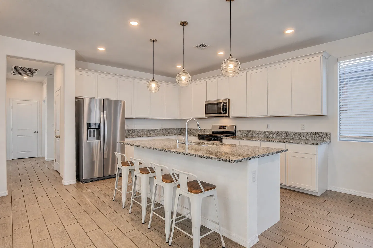 5 bed, 2677 sqft, $2,900 — Photo 3
