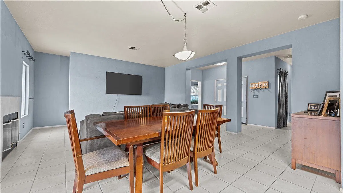 3 bed, 2.0 bath, 1432 sqft, $2,550 — Photo 3