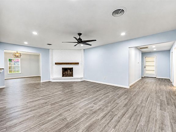 3rd image of 910 Cedar Ln