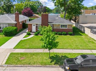 22306 Rosedale St, Saint Clair Shores, MI 48080
