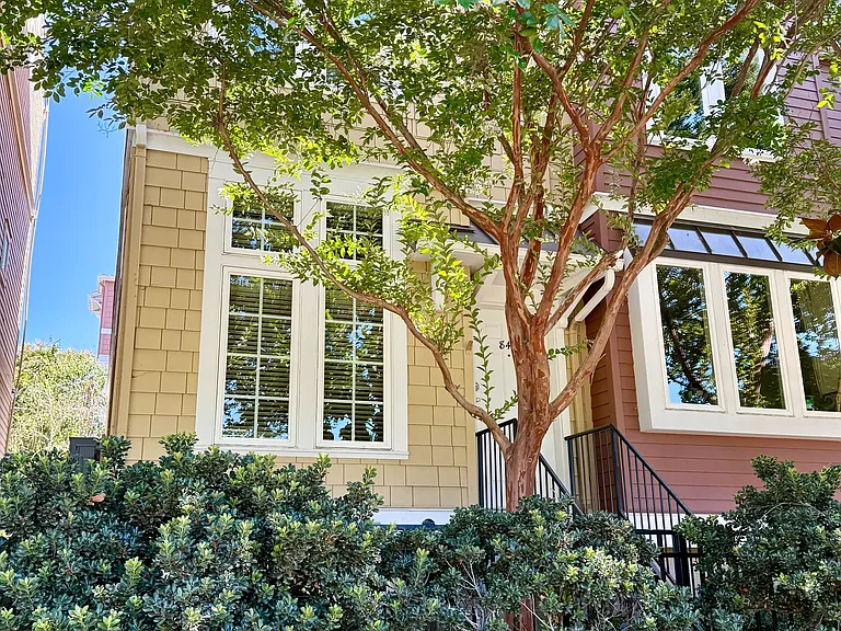 849 Frederick Cmns — Photo 1