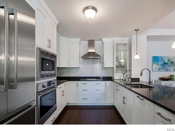 3rd image of 10 Byron Pl #611