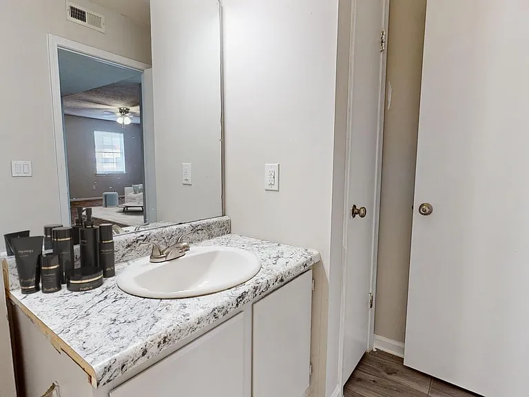 Valley Square Apartments — Photo 27