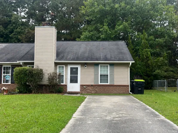 220 Live Oak Ct, Midway Park, NC 28544