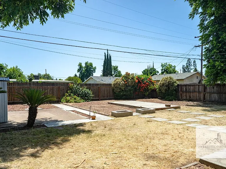 1136 E Griffith Way — Photo 31
