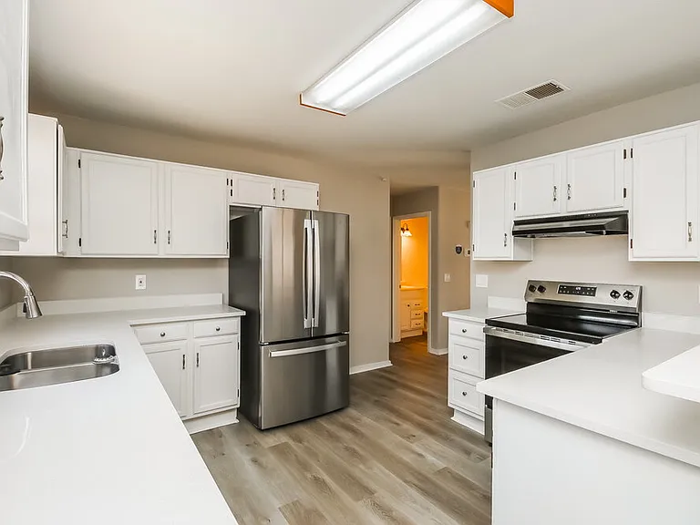 555 W Spur Ave — Photo 8
