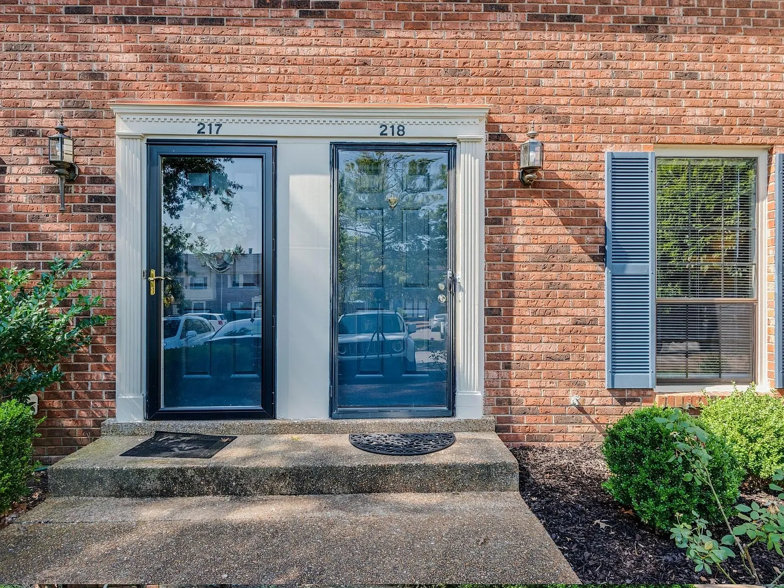2 bed, 1.5 bath, 1100 sqft, $1,900 — Photo 2