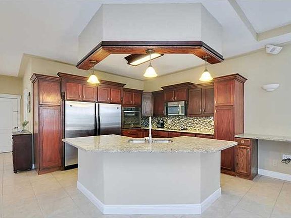 4th image of 19469 Seaview St