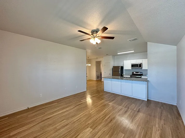 1809 Clovis Dr — Photo 4