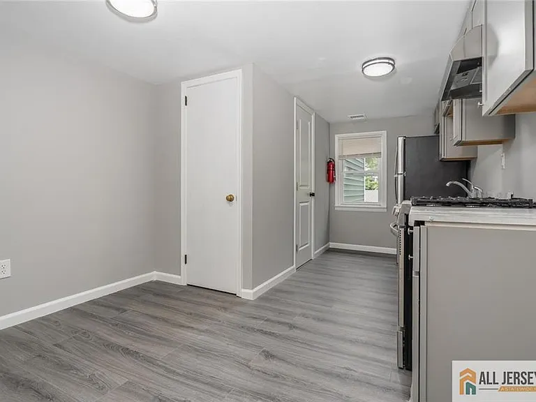 153 Belvidere Ave — Photo 5