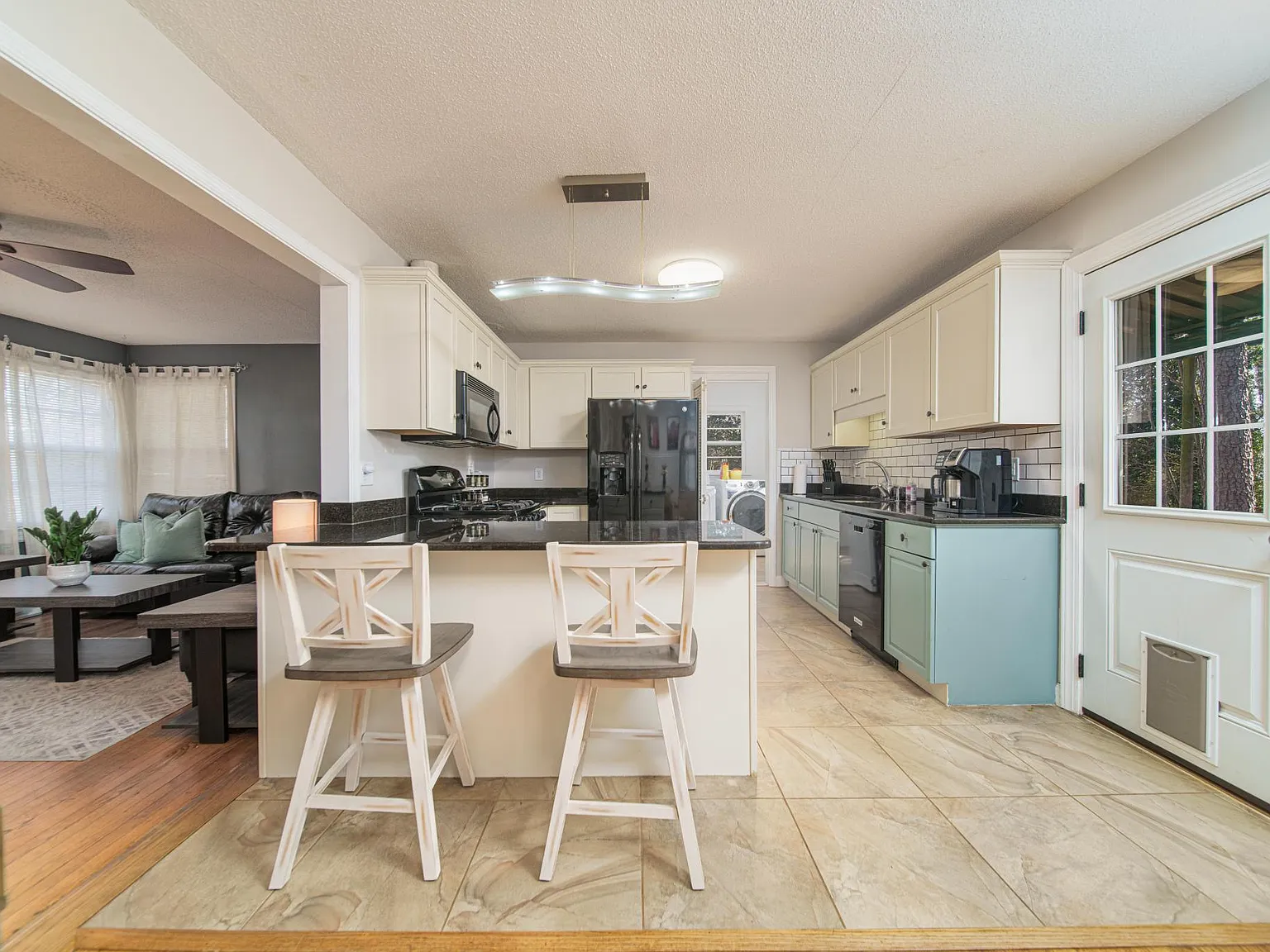 4 bed, 1350 sqft, $2,400 — Photo 1