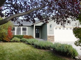 915 Colinwood Ln, Medford, OR 97501