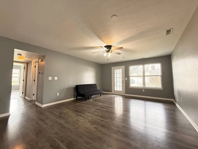 1401 Millbrook Trl — Photo 2