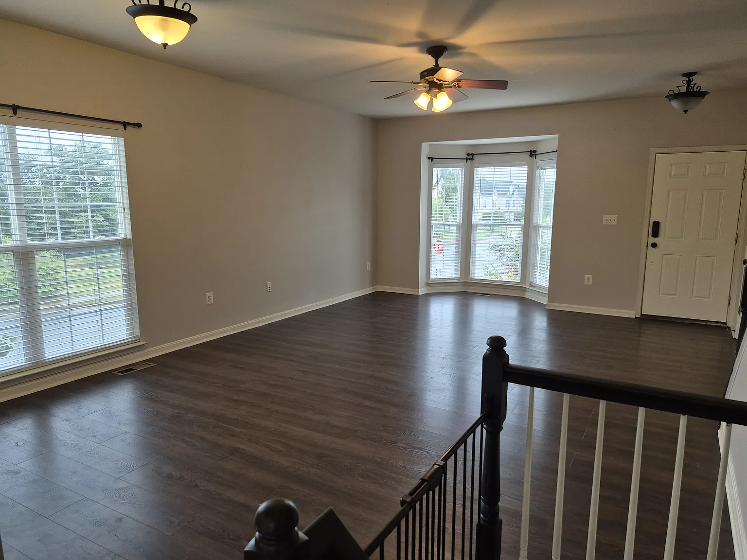 3 bed, 3.5 bath, 2100 sqft, $2,100 — Photo 3
