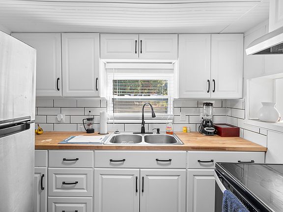 3rd image of 8106 N Klondyke St