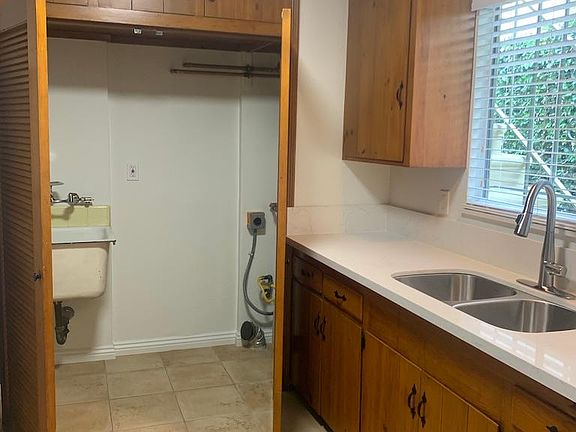 3rd image of 4502 1/2 Whitsett Ave