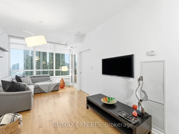 55 Bremner Blvd #2405, Toronto, ON M5J 0A6