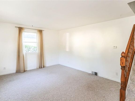 5th image of 22 Carolin Dr