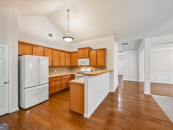 3rd image of 261 Potomac Dr