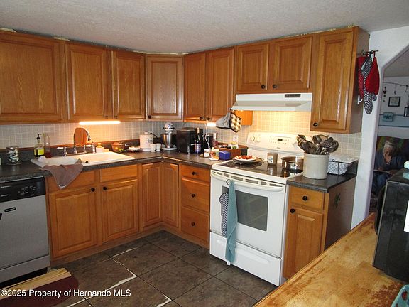 5th image of 17609 Bathurst Ave