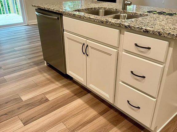 3rd image of 989 Crestpoint Ct