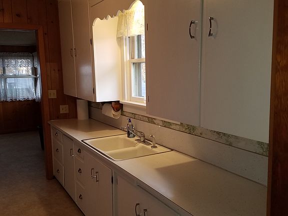 Clean kitchen, ample cabinet
