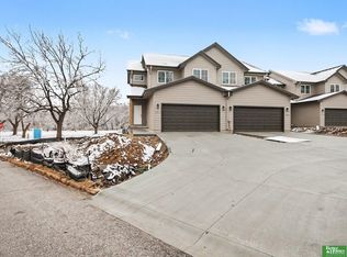 7102 N 79th Ct, Omaha, NE 68122