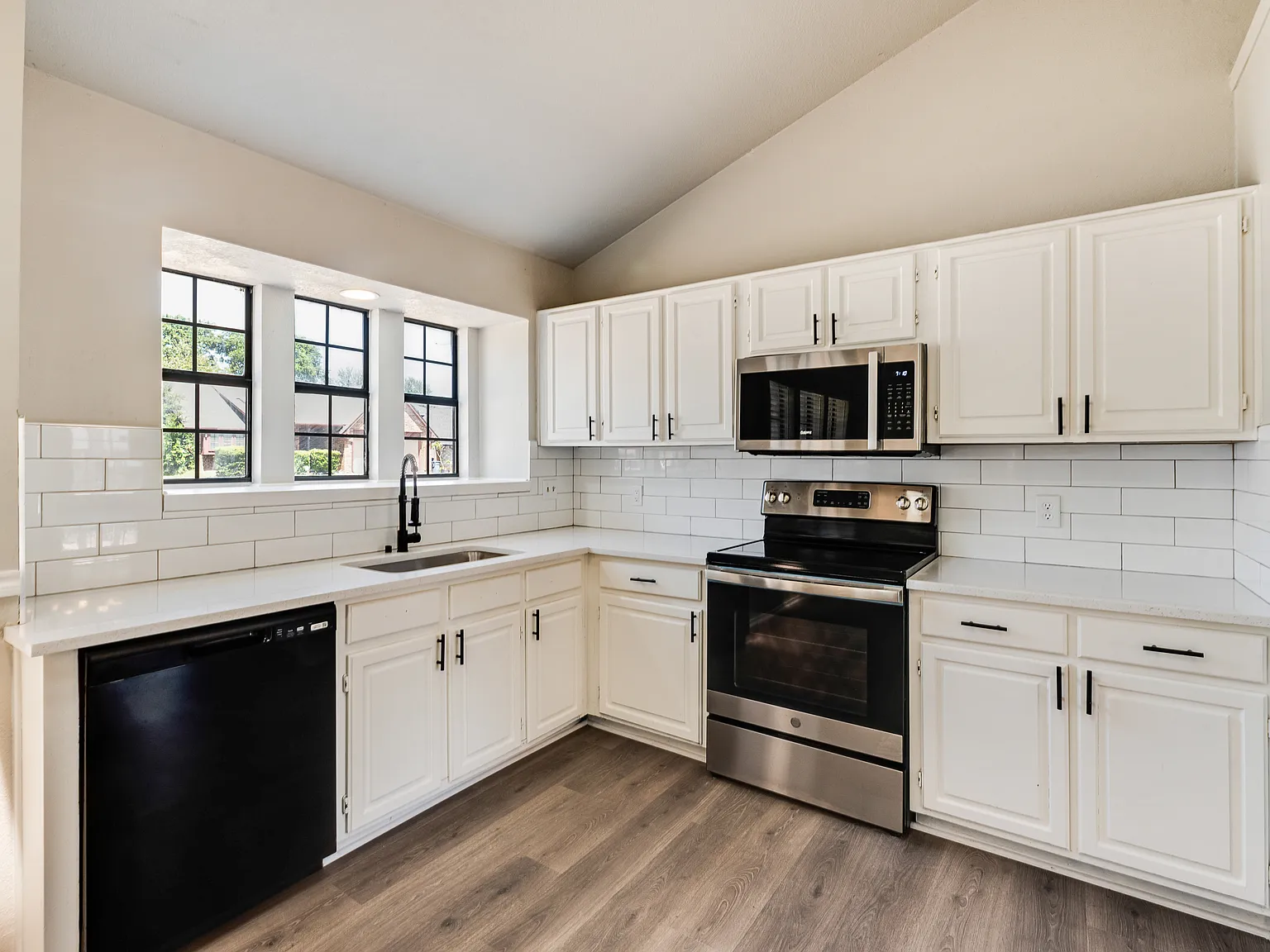 3 bed, 1442 sqft, $2,200 — Photo 3