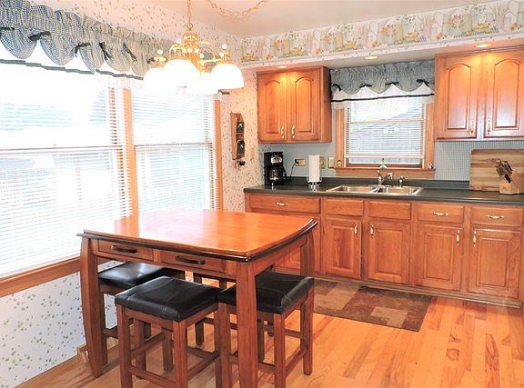 2nd image of 8901 Golfview Dr