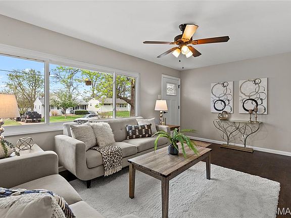 3rd image of 260 Floralea Pl