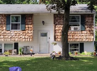 6977 Northview Dr, Lockport, NY 14094