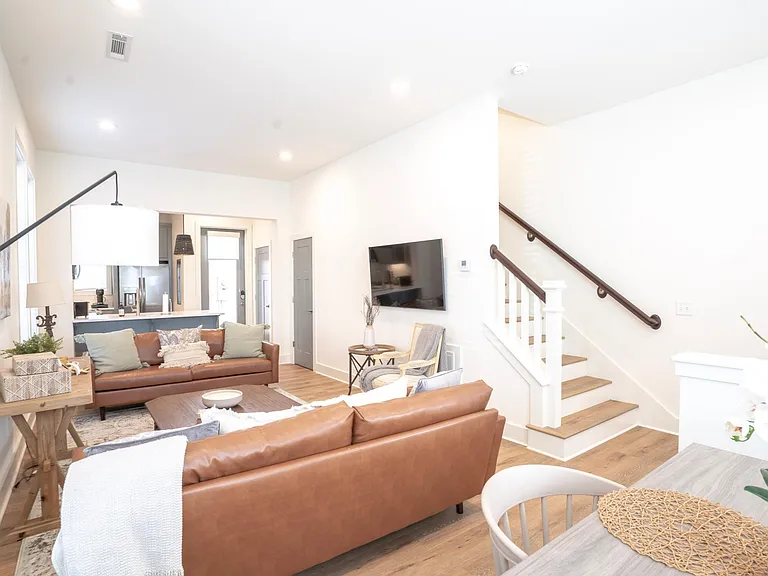 396 S Hill Ave — Photo 3