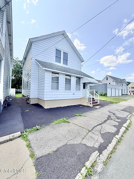 2nd image of 822 Sargent Place