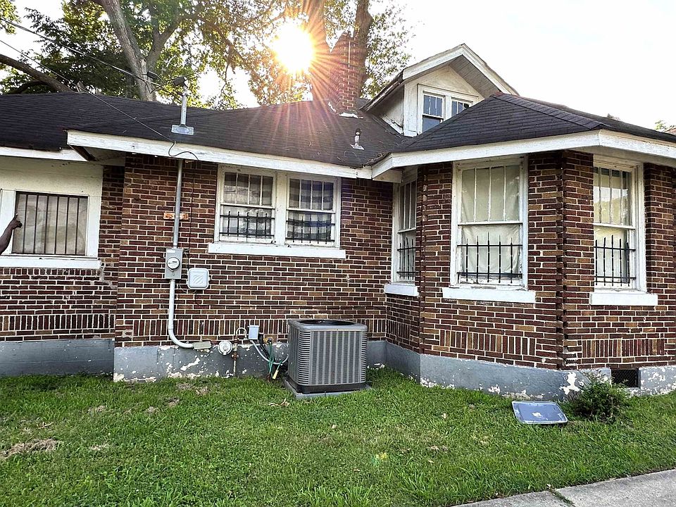 2nd image of 1111 Rosewood Ave