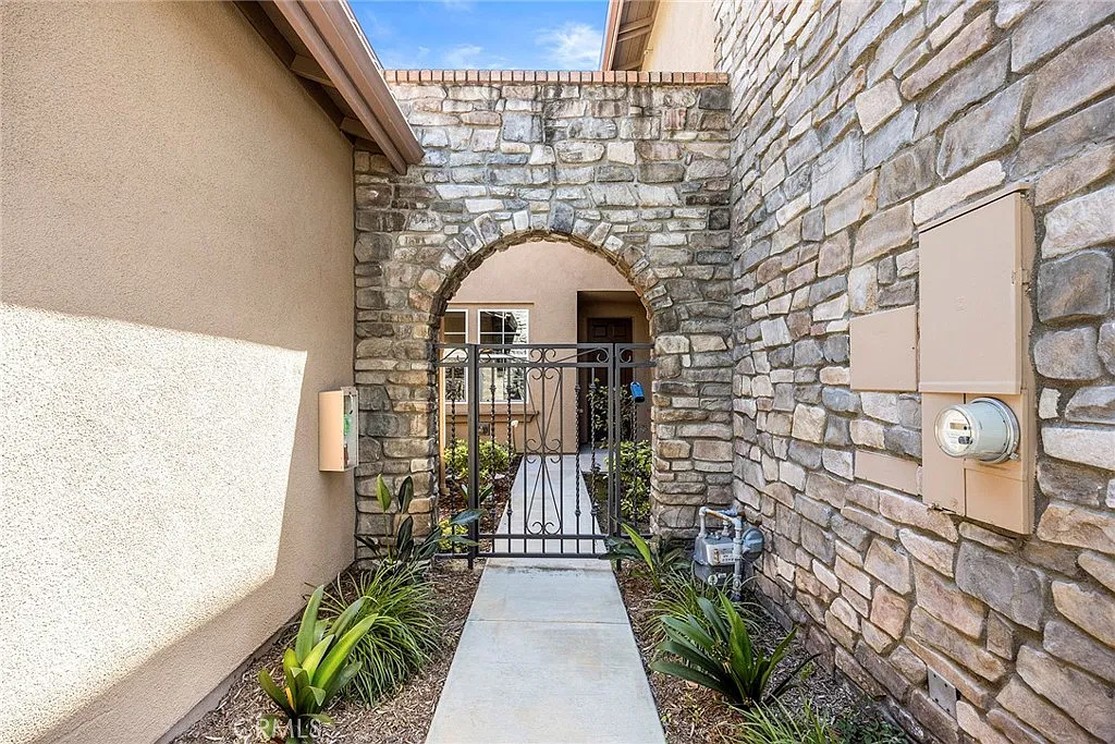 3 bed, 2.5 bath, 2035 sqft, $4,500 — Photo 3