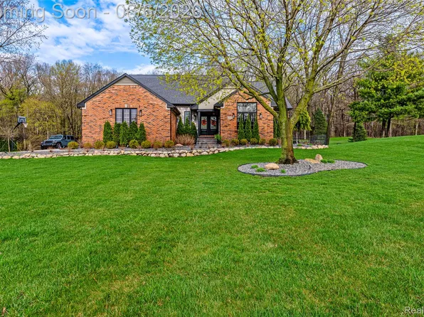 2167 Mayfair Dr, White Lake, MI 48383