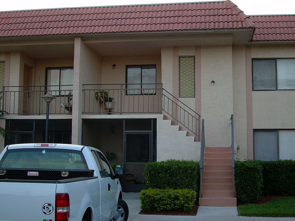 1st image of 227 Lakeview Dr APT 205
