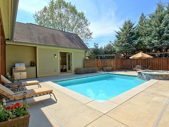 Beautiful spa-like courtyard