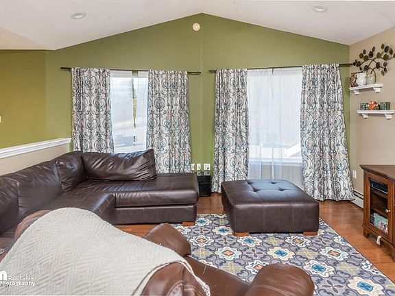 5th image of 2381 N Broadway Dr