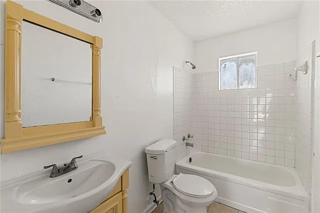 4 bed, 2.0 bath, 1419 sqft, $1,850 — Photo 3