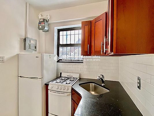 4th image of 115 W 71st St APT 10A