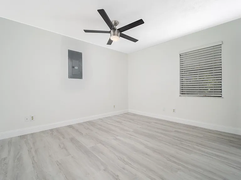 481 SW Voltair Ter — Photo 14