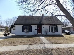 718 Oak Ridge Ct, Waukesha, WI 53188