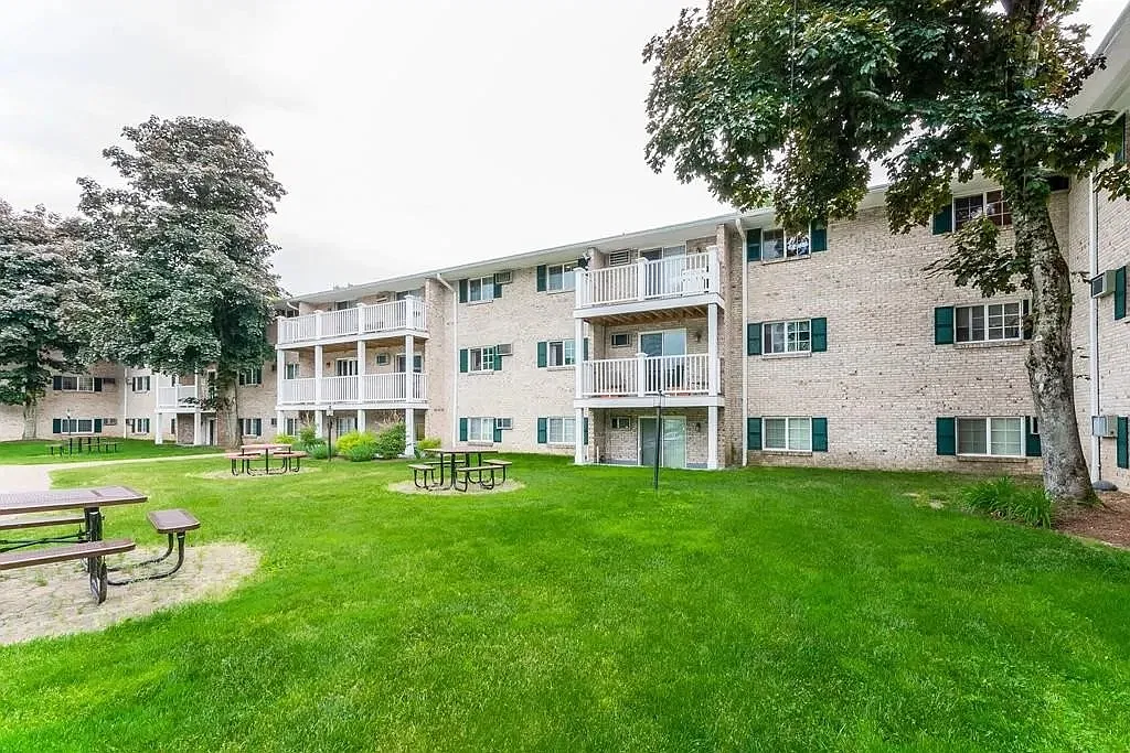 2 bed, 957 sqft, $2,100 — Photo 2