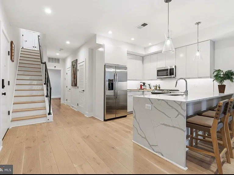 1722 W Virginia Ave NE #2A — Photo 2