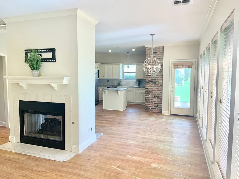552 Canterbury Ln — Photo 9