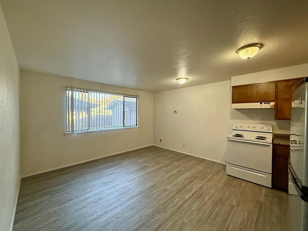 419 NE Silverwood Pl — Photo 2