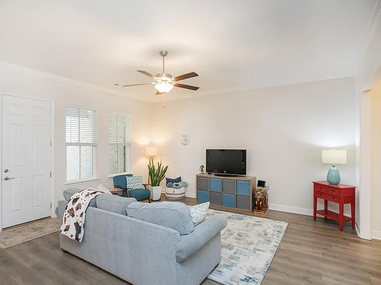 605 Quiet Cir — Photo 4