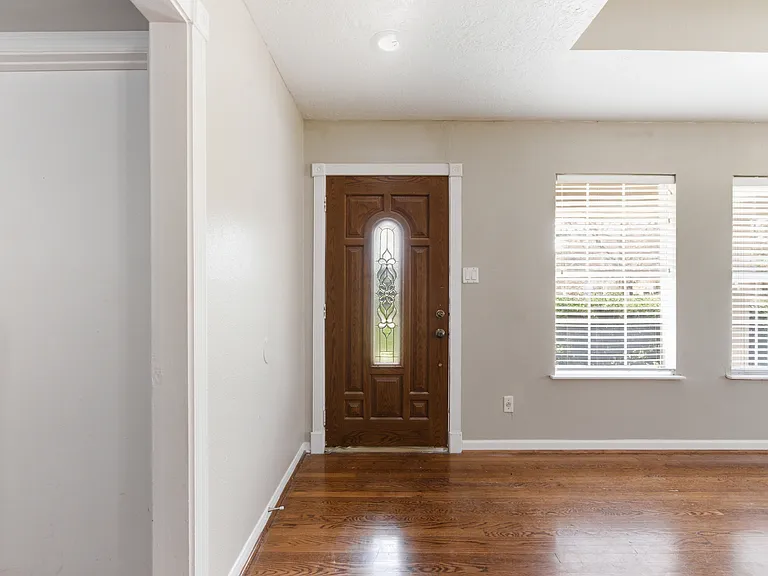 9638 Pine Lake Dr — Photo 2