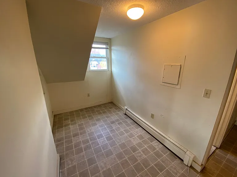 98 Howe St — Photo 11